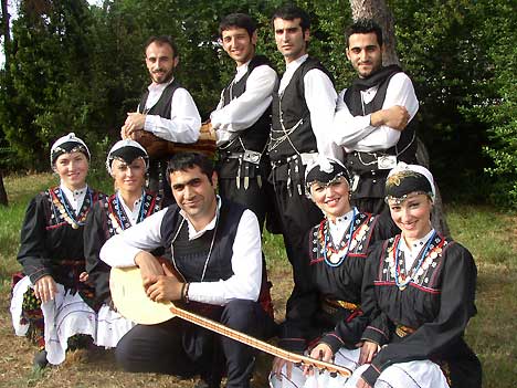 トルコ民俗舞踊団が公演